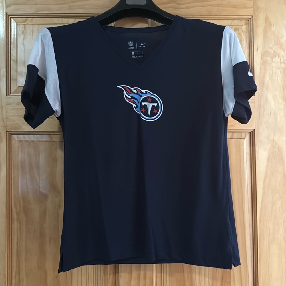 Ladies L NFL shop Titans official shirt